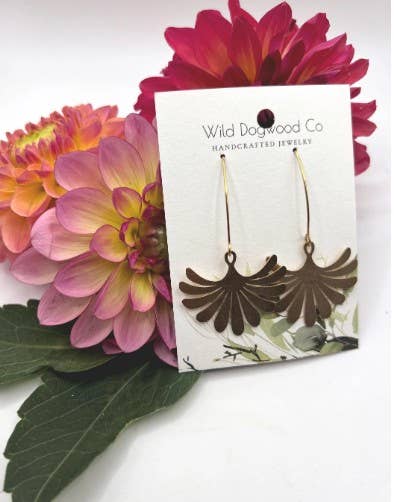 Flower pedal hammer brass earrings