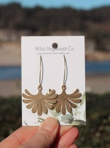 Flower pedal hammer brass earrings