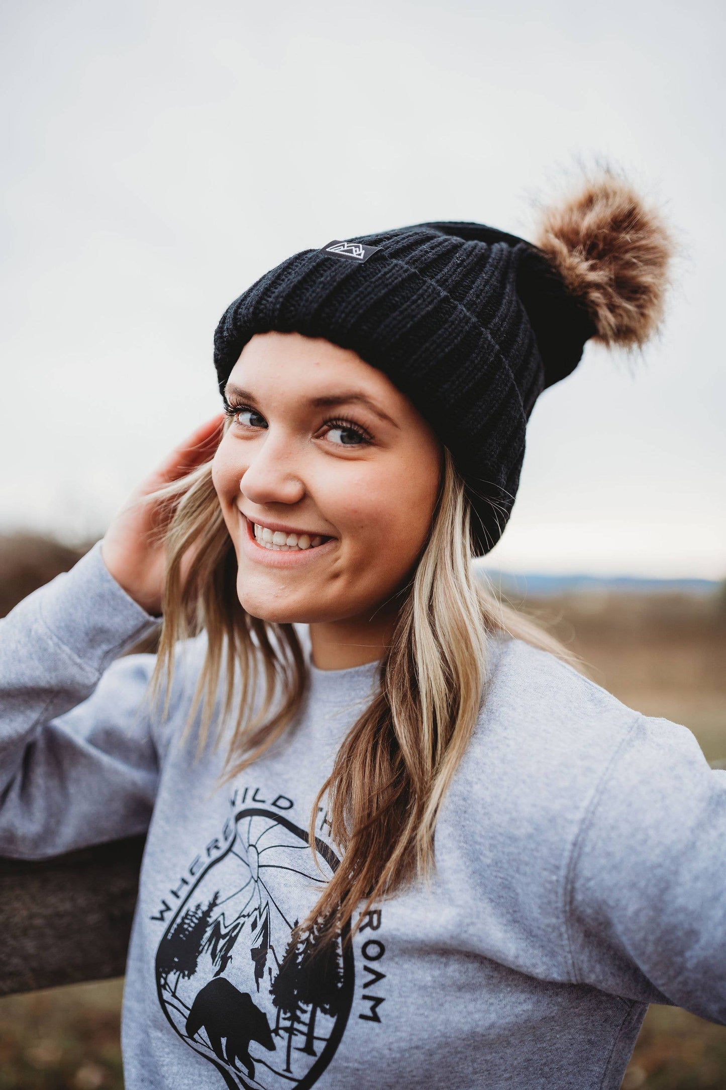 Knitted Pom Pom Beanie: Black