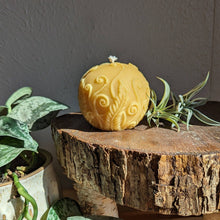 Load image into Gallery viewer, Fern Sphere Beeswax Candle
